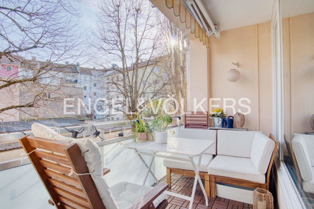 Sonniger Balkon mit Markise