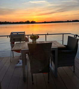 Den Sonnenuntergang auf dem Hausboot genießen