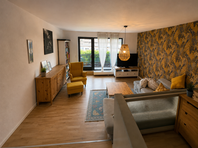 Blick in den Wohnzimmerbereich, mit Zugang zum Balkon