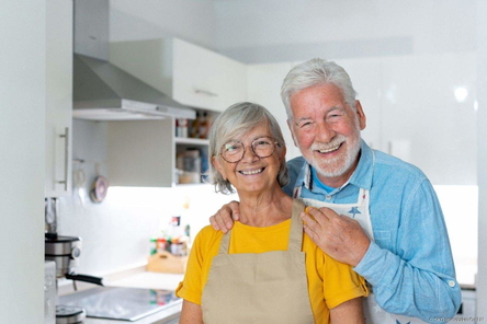 Ehepaar beim Kochen I AdobeStock_579886474
