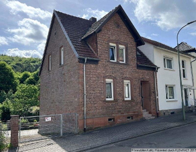 Strassenseite mit Hofeinfahrt