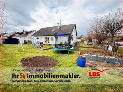 Hausansicht mit Garten