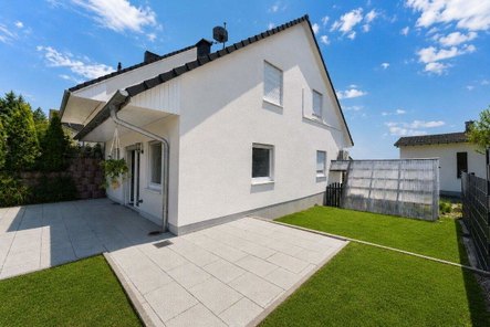 Außenansicht mit Terasse & Garten
