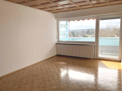 Wohnzimmer mit Zugang auf den Balkon