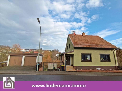 Vorderansicht Haus und Garagen