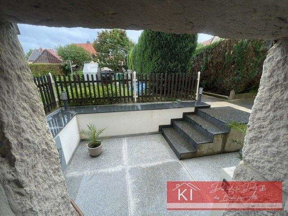 Bild: Terrasse hinter dem Haus
