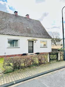 Vorderansicht mit Vorgarten