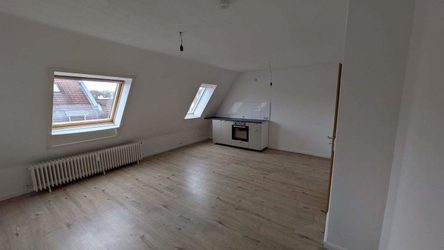 Whg 7 - Straßenseite (ganzer Raum).jpg