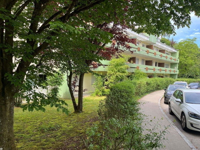 Gebäudeostseite mit der Wohnung im EG