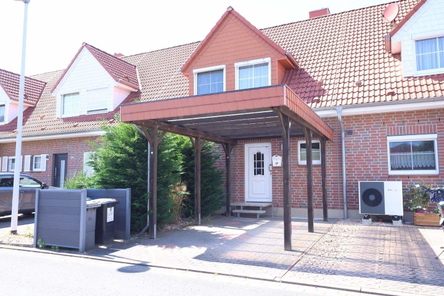 Straßenansicht mit Carport
