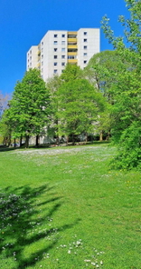 Gebäude und Grünanlage