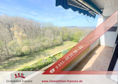 Balkon mit Blick auf Waldlandschaft