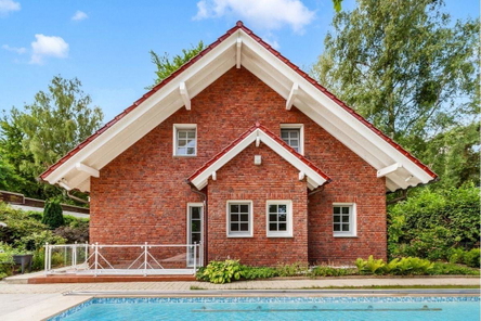 Rückansicht Haus mit Pool