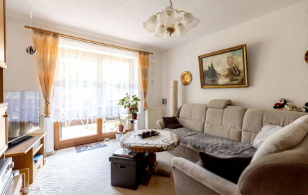 Wohnzimmer mit Zugang Balkon