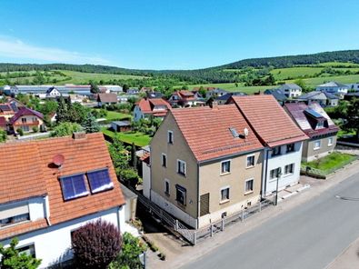 Blick auf die Immobilie mit Weitblick auf die Umgebung