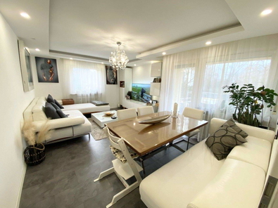 Wohn-Esszimmer mit Balkon