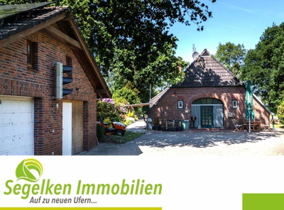 Die Vorderansicht mit der Doppelgarage