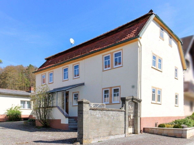 Seitenansicht Pfarrhaus mit Hauseingnang