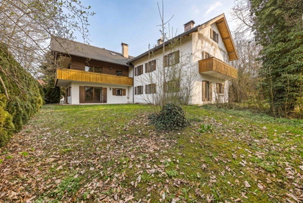 Die Südseite des Mehrfamilienhauses