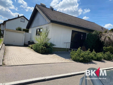 Hausansicht und Garage