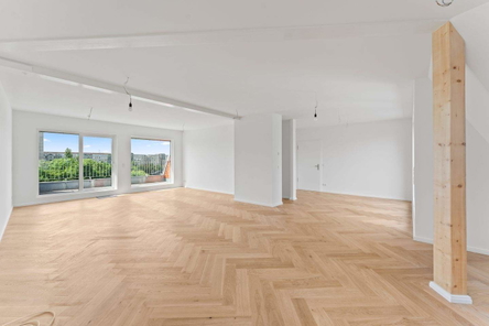 Wohnzimmer mit offener Küche