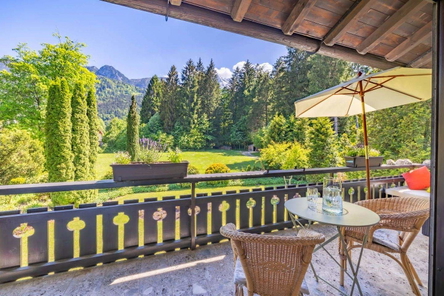 BERGBLICK - Auf dem großen S/O-Balkon genießt man den Blick in die Natur und auf die Zugspitze