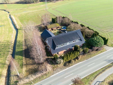 Luftbild mit Grundstück und Nebengebäude