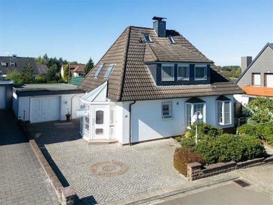 Ansicht aussen mit Eingang und Garage