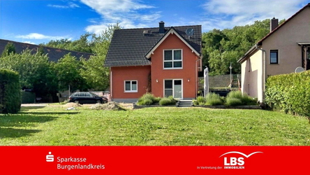 Wohnhaus mit Terrasse und Garten