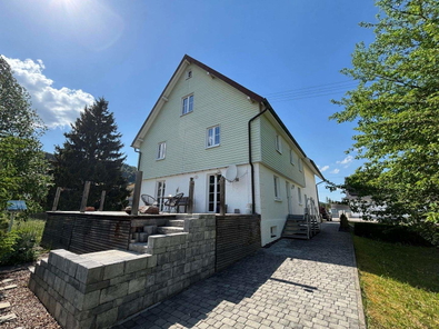 Einfamilienhaus mit Blick auf die Terrasse