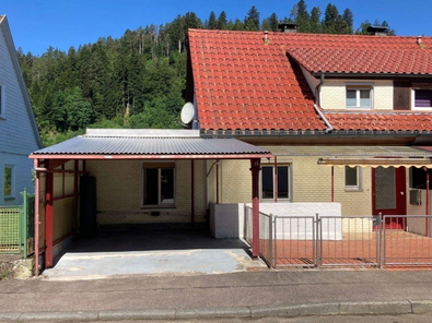 Ansicht Straße / Carport / Freisitz
