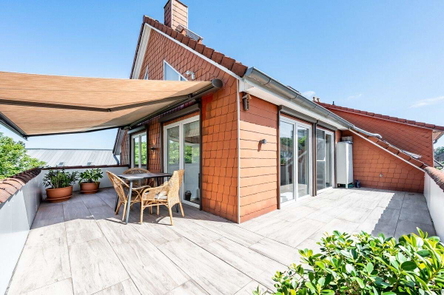Großzügige Dachterrasse mit Außenrollos