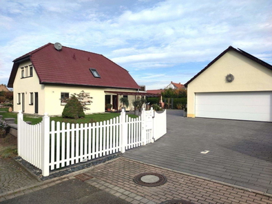 Einfahrt mit Garage