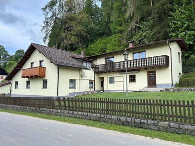 Außenansicht mit Anbau