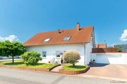 Freistehendes Zweifamilienhaus in sonniger Wohnlag