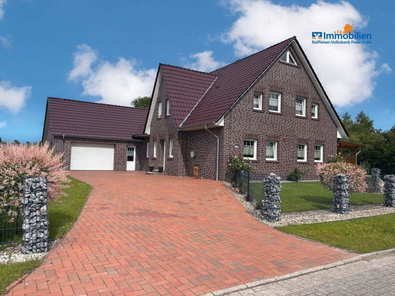 Hausansicht mit Einfahrt und Garage