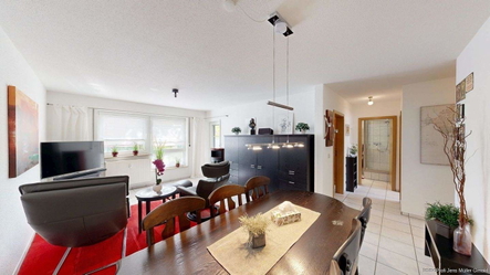 Wohn- und Esszimmer mit Blick in die Diele