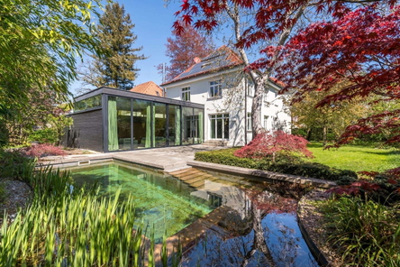 Villa mit Schwimmteich