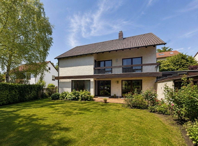 Weitläufiger Garten mit viel Grün und privater Atm
