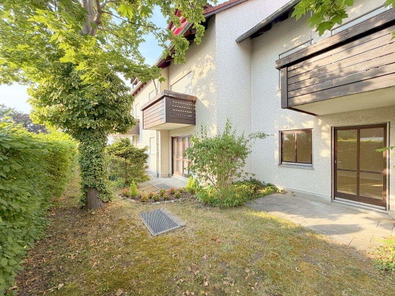 Außenansicht der Wohnung mit Terrasse und Garten