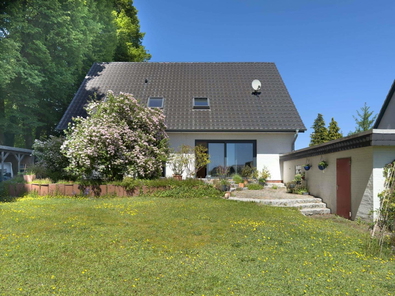 Blick vom Garten auf Haus und Terrasse
