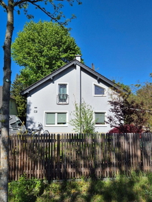 Blick aufs Haus von der Straße aus.jpg