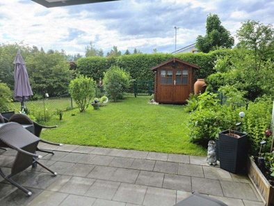 ... ruhige Südterrasse mit Gartenhütte ...