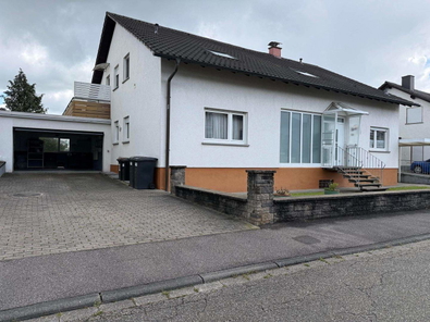 Frontalansicht mit Doppelgarage