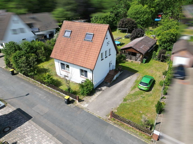 Einfamilienhaus auf großem Grundstück