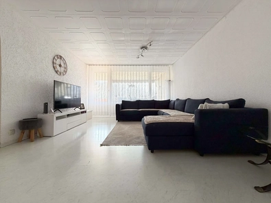 Das helle Wohnzimmer mit direk