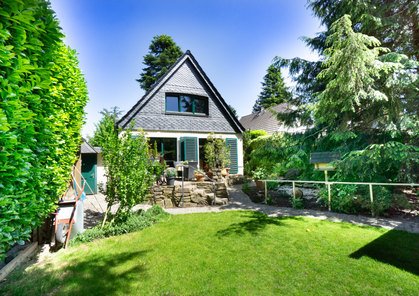Hausansicht + Garten