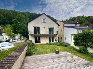 Nordansicht mit Garten und Terrasse