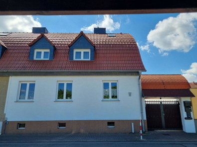 Ansicht Vorderhaus und Einfahrt.jpg