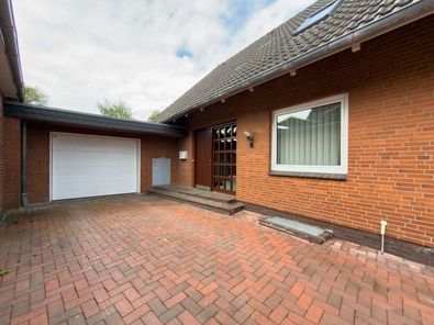 1. Auffahrt mit Garage.jpg